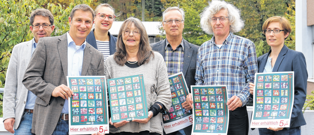 Stehen mit Adventskalender in den Händen