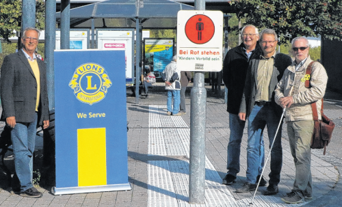 Vier Vetreter stehen an der Ampel mit Leitsystem