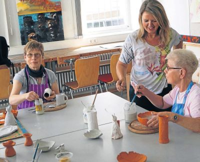 Blinde beim Töpfern
